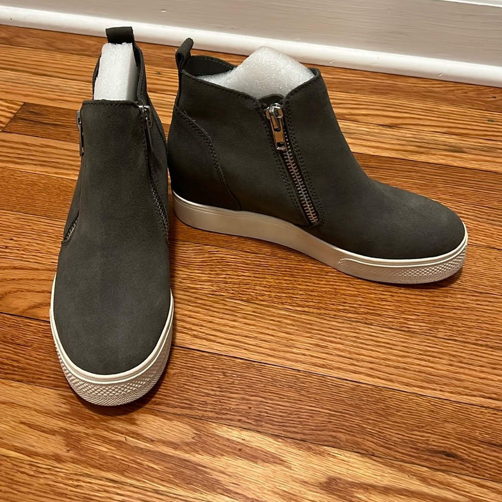 Grey wedge heel sneakers / ankle booties